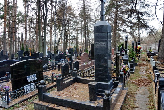 Высокая вертикальная стела в православном стиле