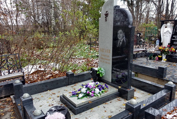 Высокое надгробье из светлого и тёмного гранита